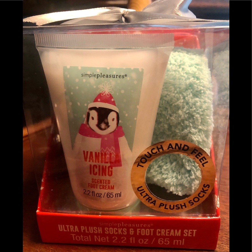 NIB ULTRA PLUSH SOCKS & FOOT CREAM